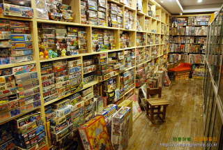 Illustration for article titled South Korea Has a Restaurant for Giant Robot Geeks